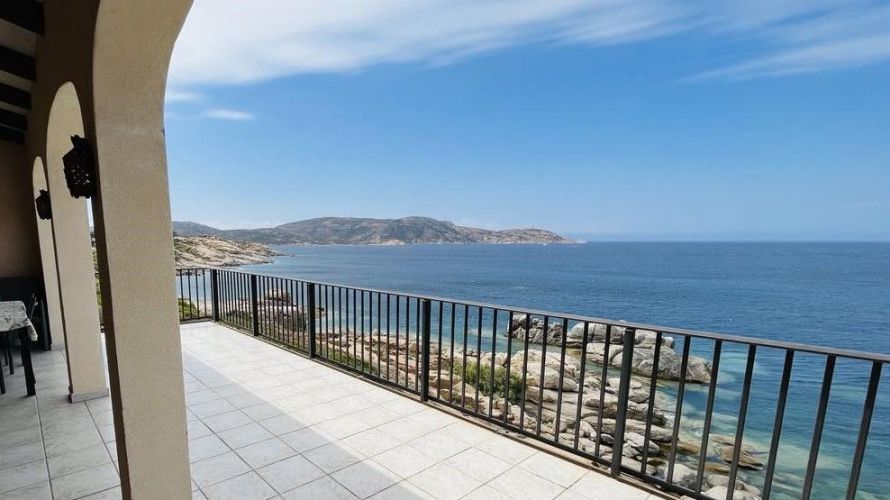 Villa les pieds dans l'eau sur les hauteurs de Calvi L28 