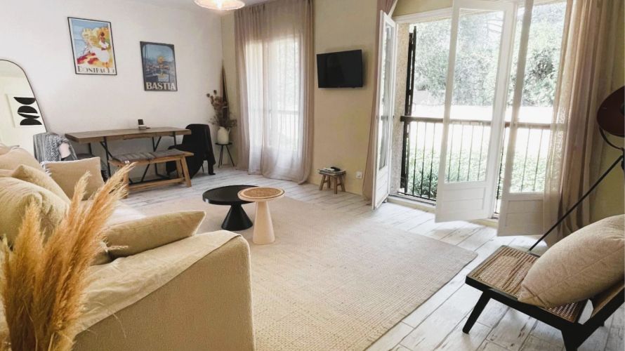 Nouveauté! Charmant appartement 2 pièces avec balcon à 10 min de la plage  L17 