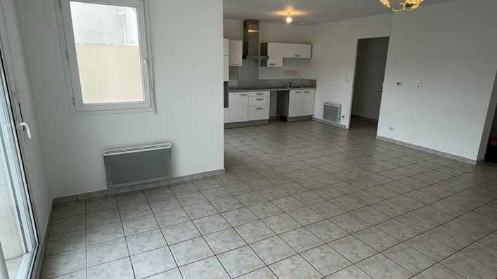 Maison non meublée avec piscine et garage 