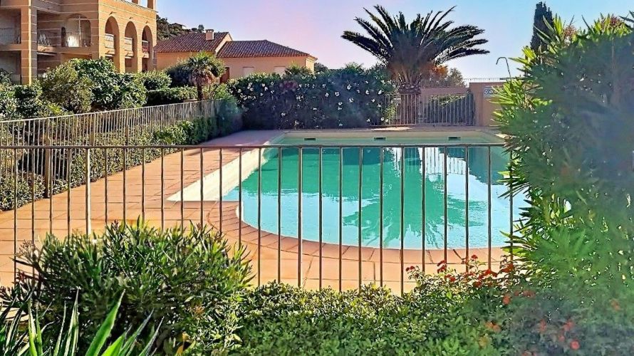 T3 dans une Résidence avec Piscine à Ile-Rousse pour 4 Personnes L48 