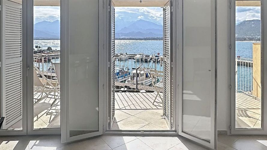 T2 sur le port avec vue imprenable sur le golf de Calvi L09 
