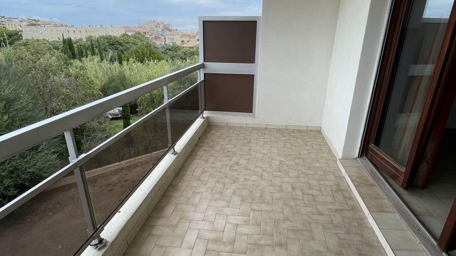 Studio meublé avec Terrasse et Parking 